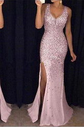 Vestido de noche largo sin mangas con abertura alta y dorado